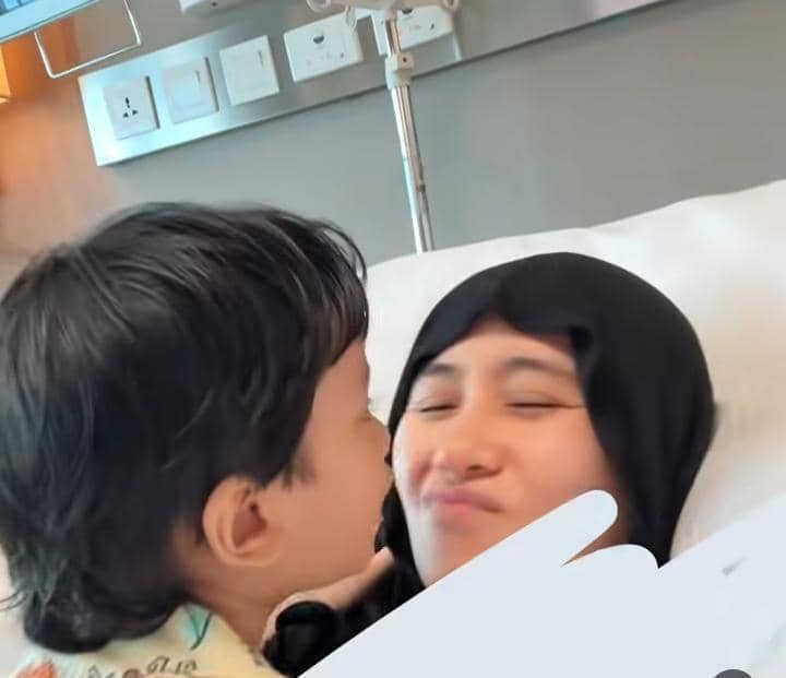 Ryana Dea dirawat karena luka di saluran pencernaan