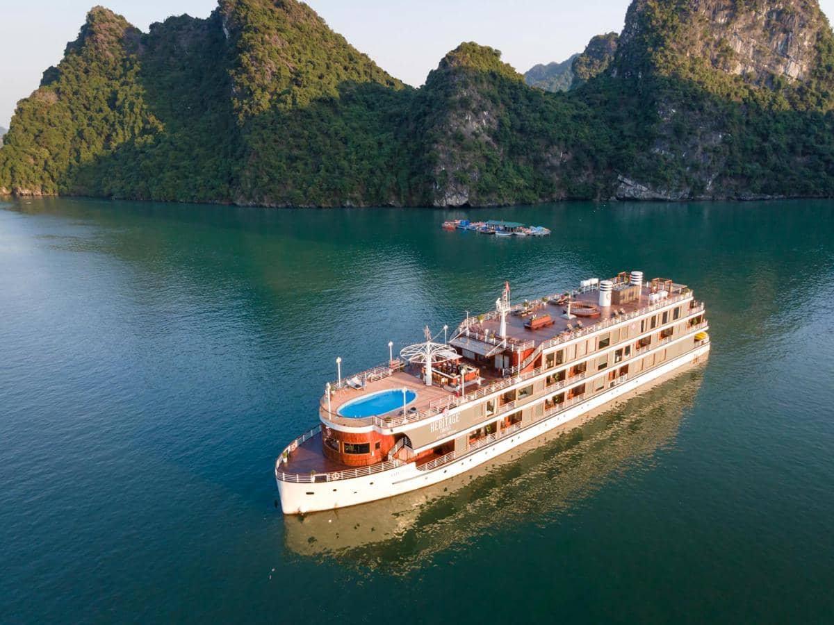 ilustrasi naik cruise di Ha Long Bay