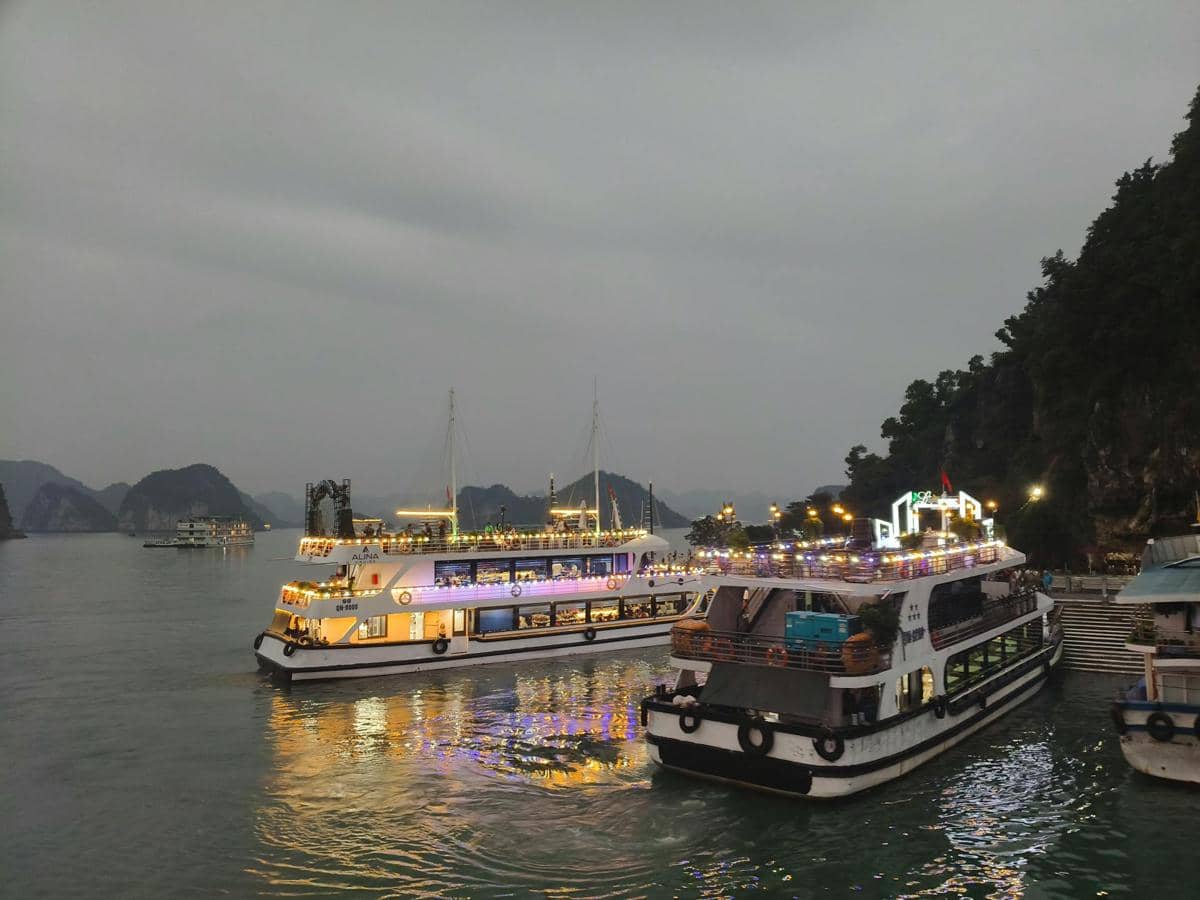 ilustrasi naik cruise di Ha Long Bay