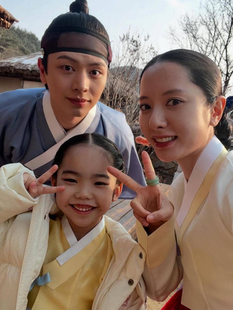 Sungjae, Oh Eun Seo dan Bona di balik layar drama The Haunted Palace