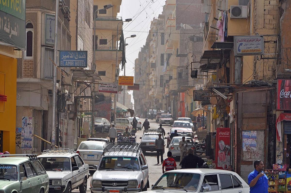 ilustrasi jalan raya di Kota Aswan