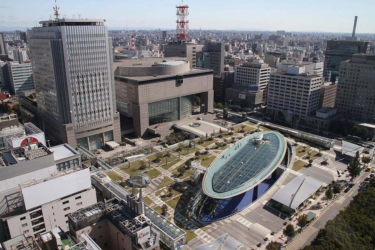 Oasis 21, sebuah kompleks futuristik multifungsi untuk rekreasi, belanja, dan acara di distrik Sakae, Nagoya, Jepang