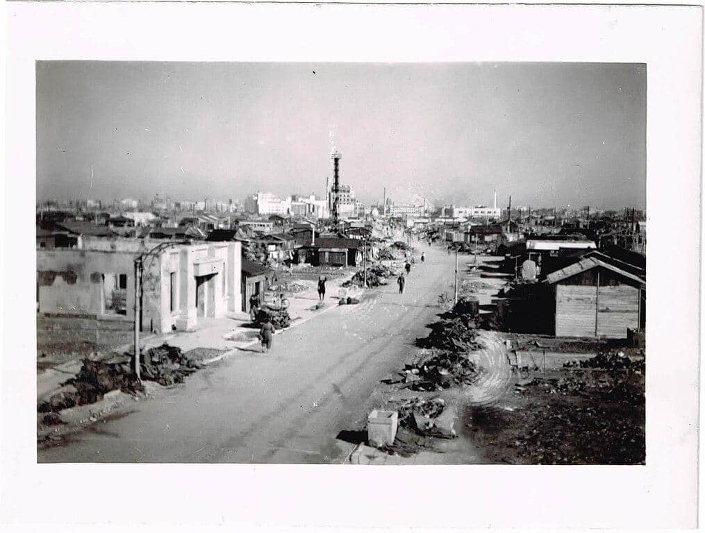 Kondisi kota Nagoya, Jepang, setelah Perang Dunia II, sekitar tahun 1945