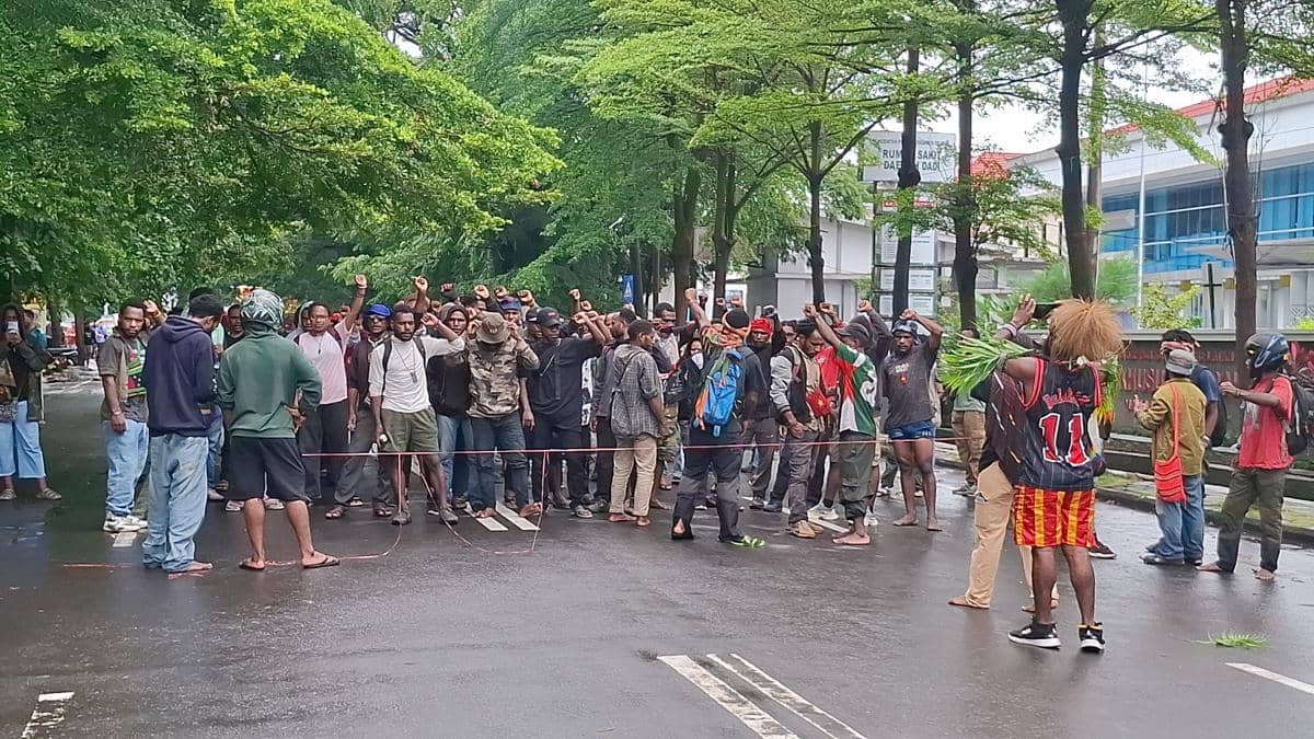 Mahasiswa asal Papua menggelar aksi di Kota Makassar, Sulawesi Selatan, Jumat (19/12/2025). (IDN Times / Darsil Yahya)