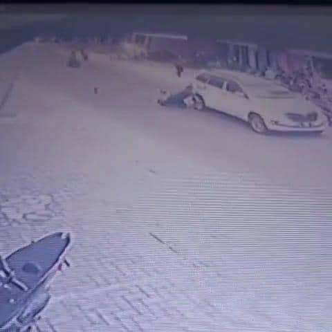 Tangkapan layar CCTV pelaku pencurian ditinggal komplotannya di Toko Amanah, Kelurahan Bangunsari, Kecamatan Dolopo,  Madiun. IDN Times/Istimewa.