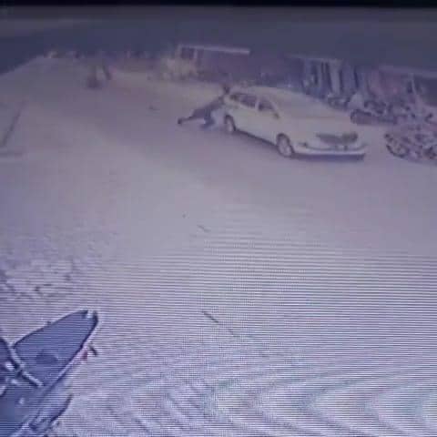 Tangkapan layar CCTV pelaku pencurian ditinggal komplotannya di Toko Amanah, Kelurahan Bangunsari, Kecamatan Dolopo,  Madiun. IDN Times/Istimewa.