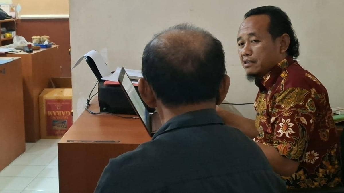 Pasutri berinisial DTY dan SMT, warga asal Mojokerto saat diintrograsi polish. IDN Times/Riyanto.