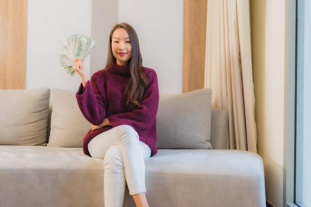 ilustrasi memegang uang