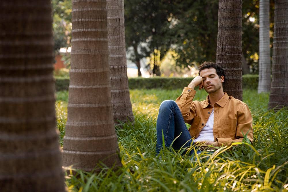 ilustrasi laki-laki merenung