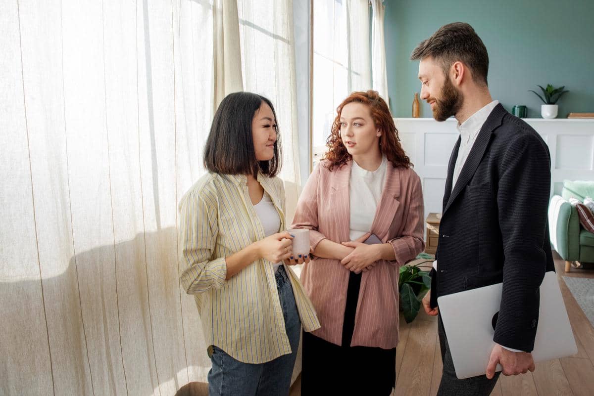 Berbicara dengan rekan kerja