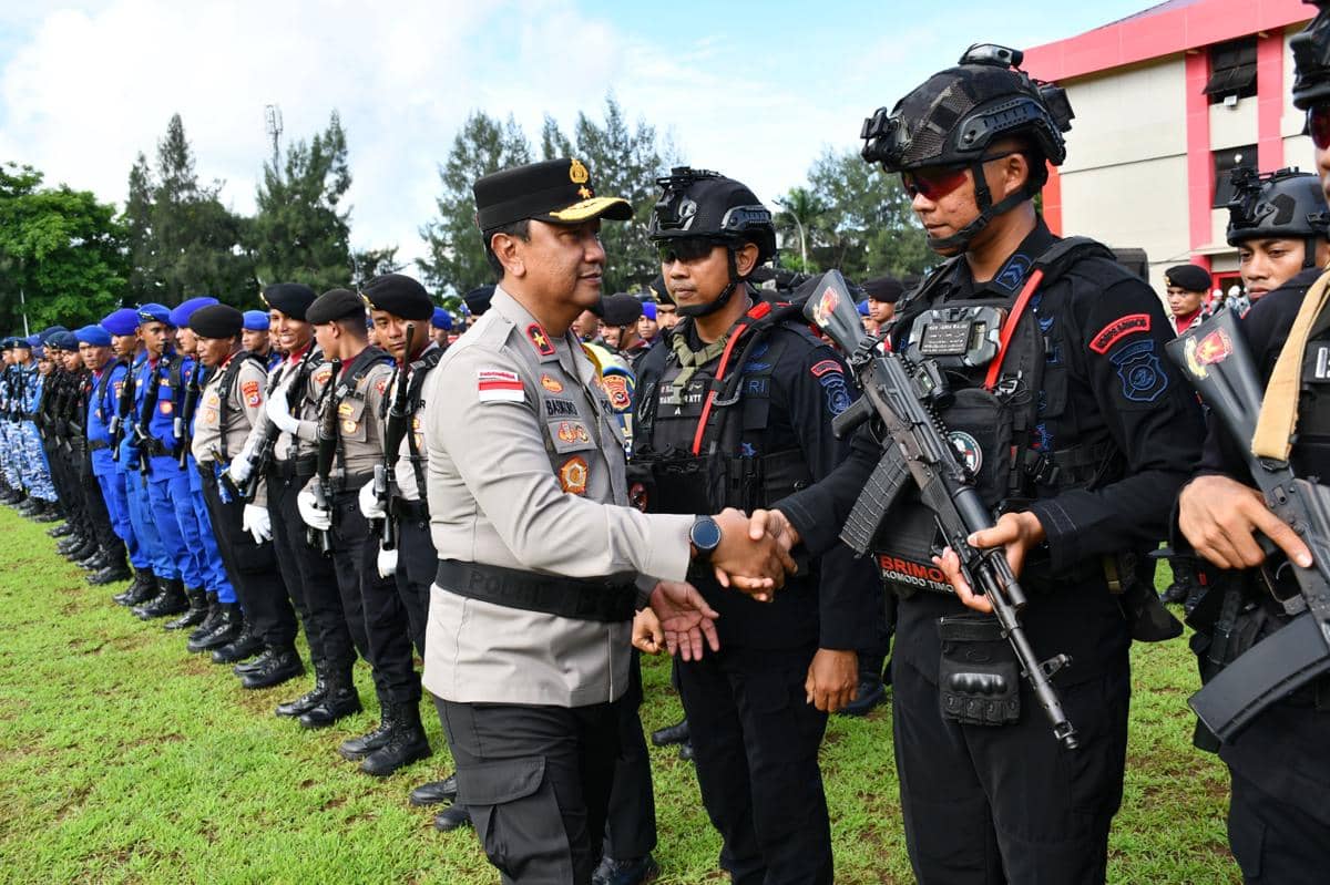 Wakapolda NTT melakukan gelar pasukan Operasi Lilin 2025. (Dok Polda NTT)