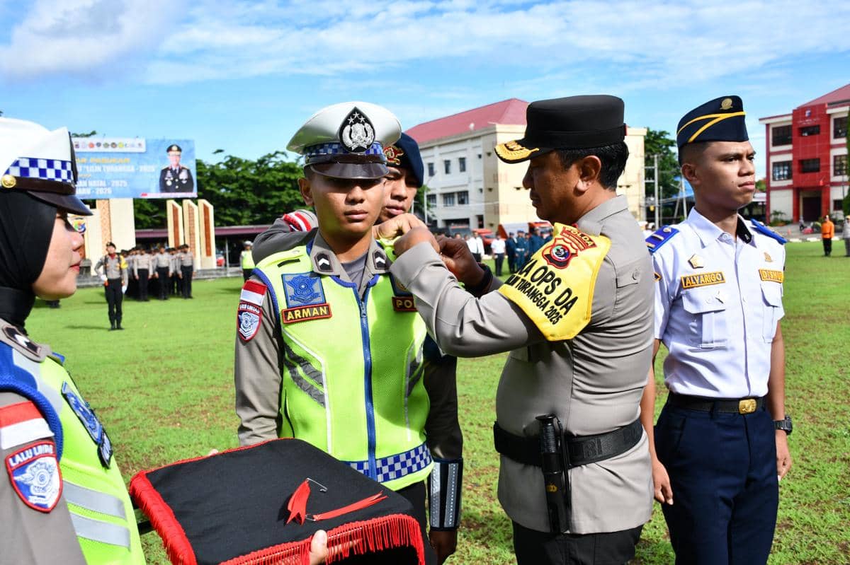 Wakapolda NTT melakukan gelar pasukan Operasi Lilin 2025. (Dok Polda NTT)