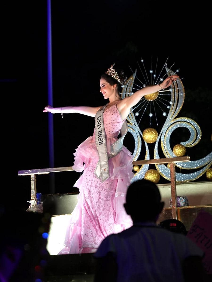 potret homecoming Fatima Bosch, Miss Universe 2025