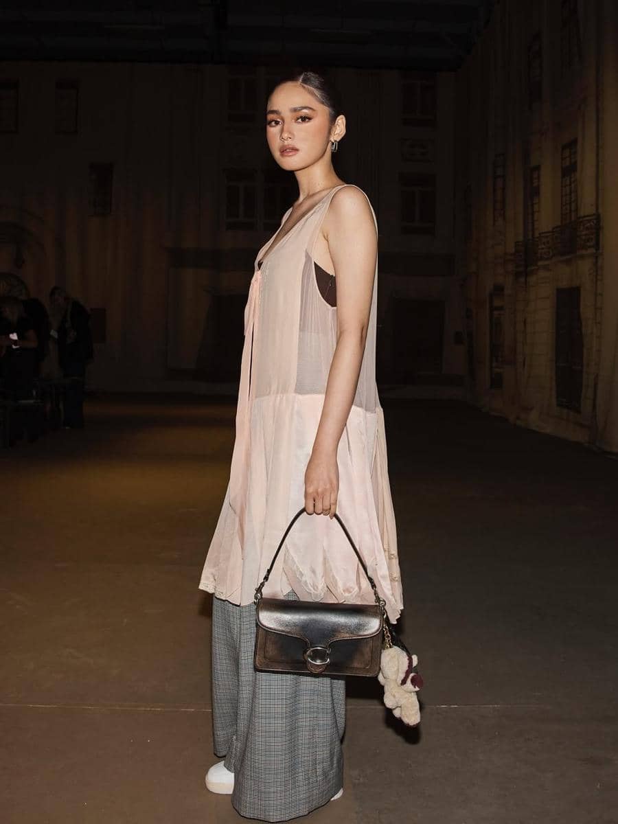 referensi outfit pakai hand bag ala Syifa Hadju