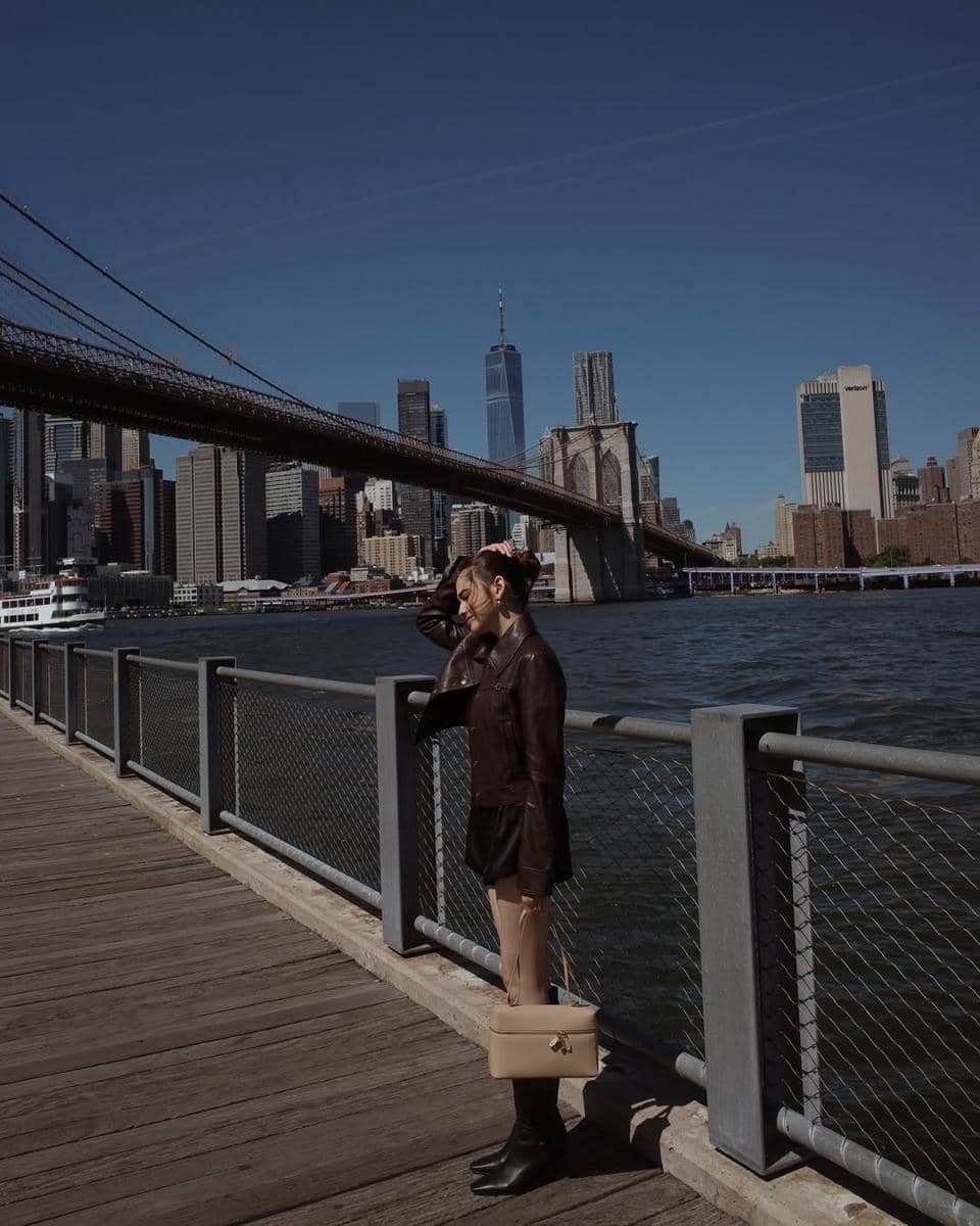 referensi outfit pakai hand bag ala Syifa Hadju