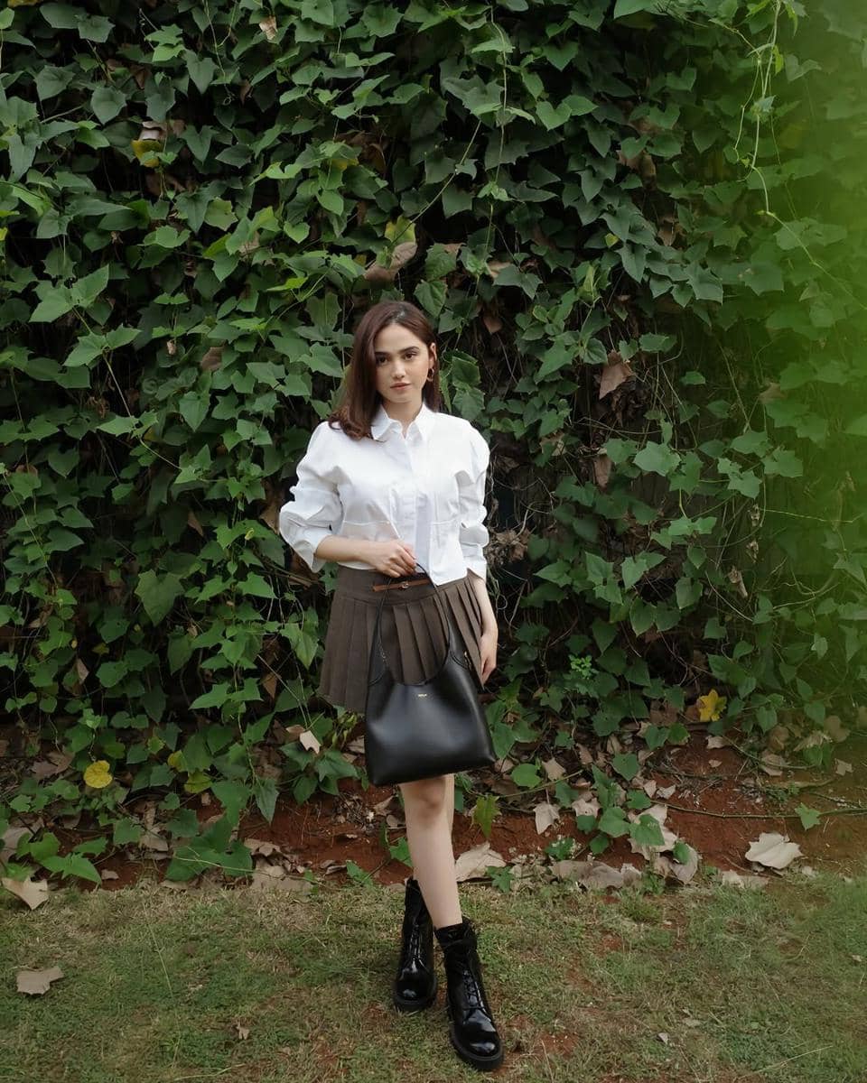 referensi outfit pakai hand bag ala Syifa Hadju