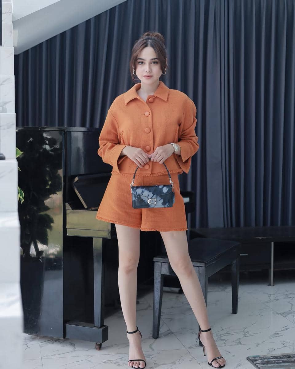 referensi outfit pakai hand bag ala Syifa Hadju