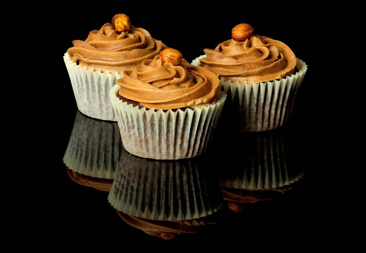 ilustrasi chocolate hazelnut cupcake