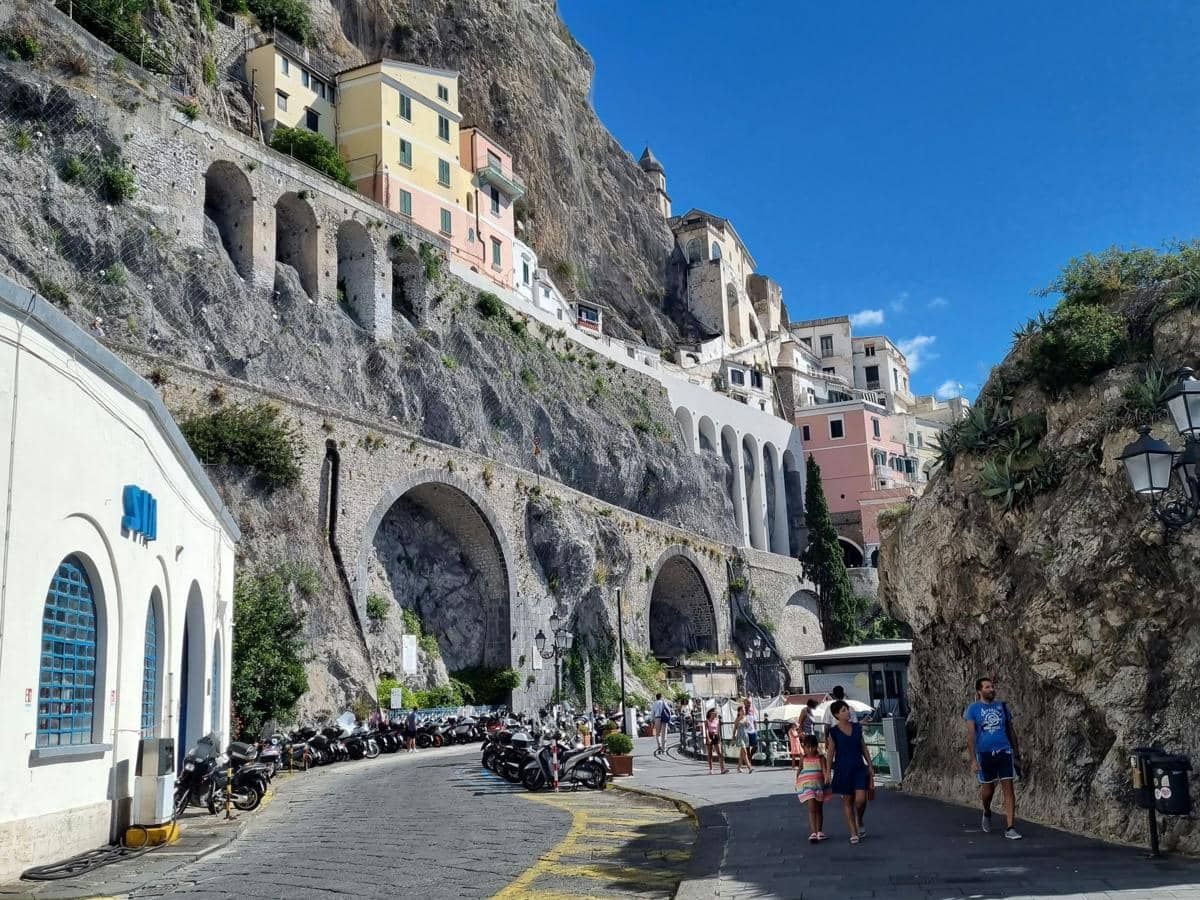 ilustrasi banyak pengunjung di kawasan Amalfi Coast 