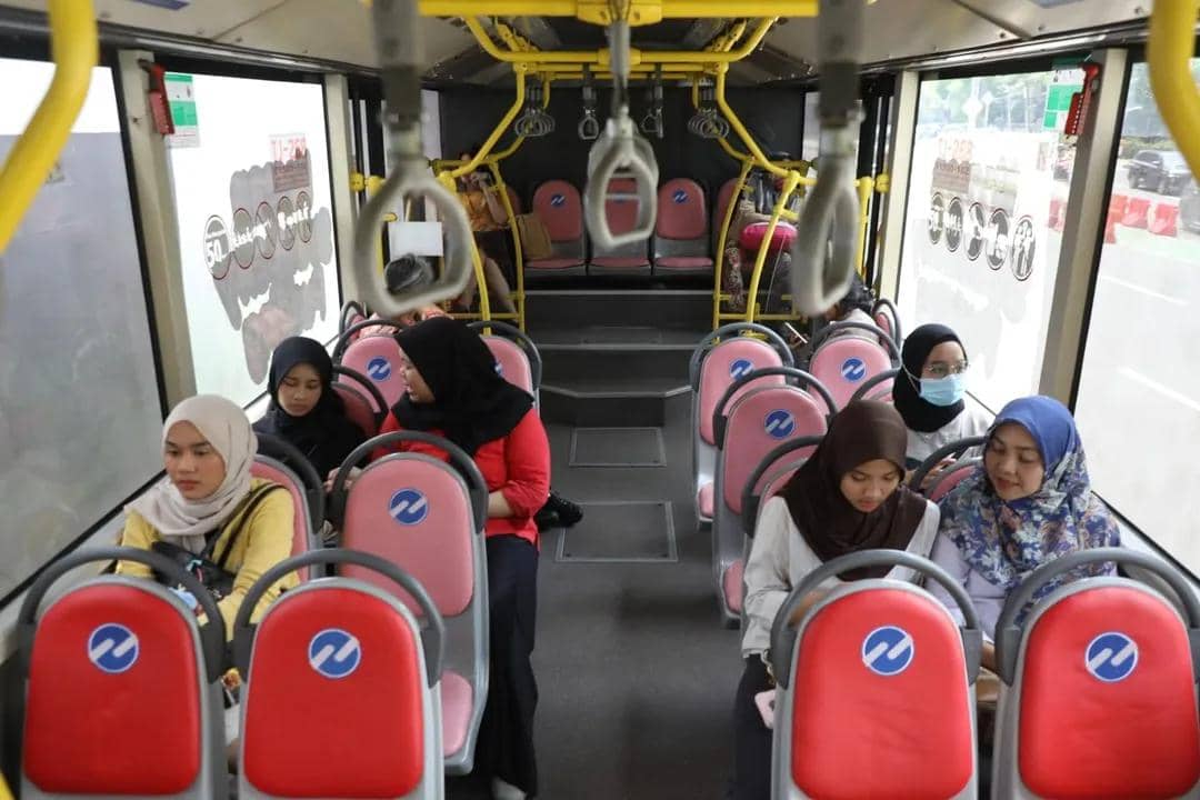Pemprov DKI Jakarta melalui PT Transjakarta telah mengoperasikan bus pink yang dikhususkan untuk wanita.
