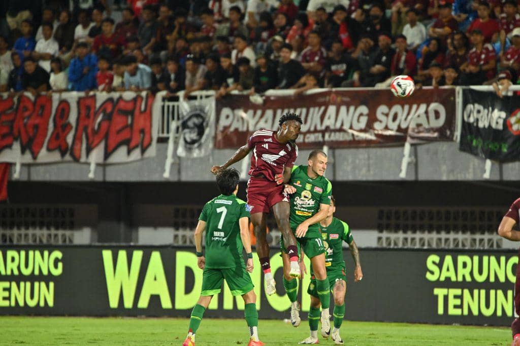 PSM Makassar versus Persebaya Surabaya di BRI Super League 2025/2026.