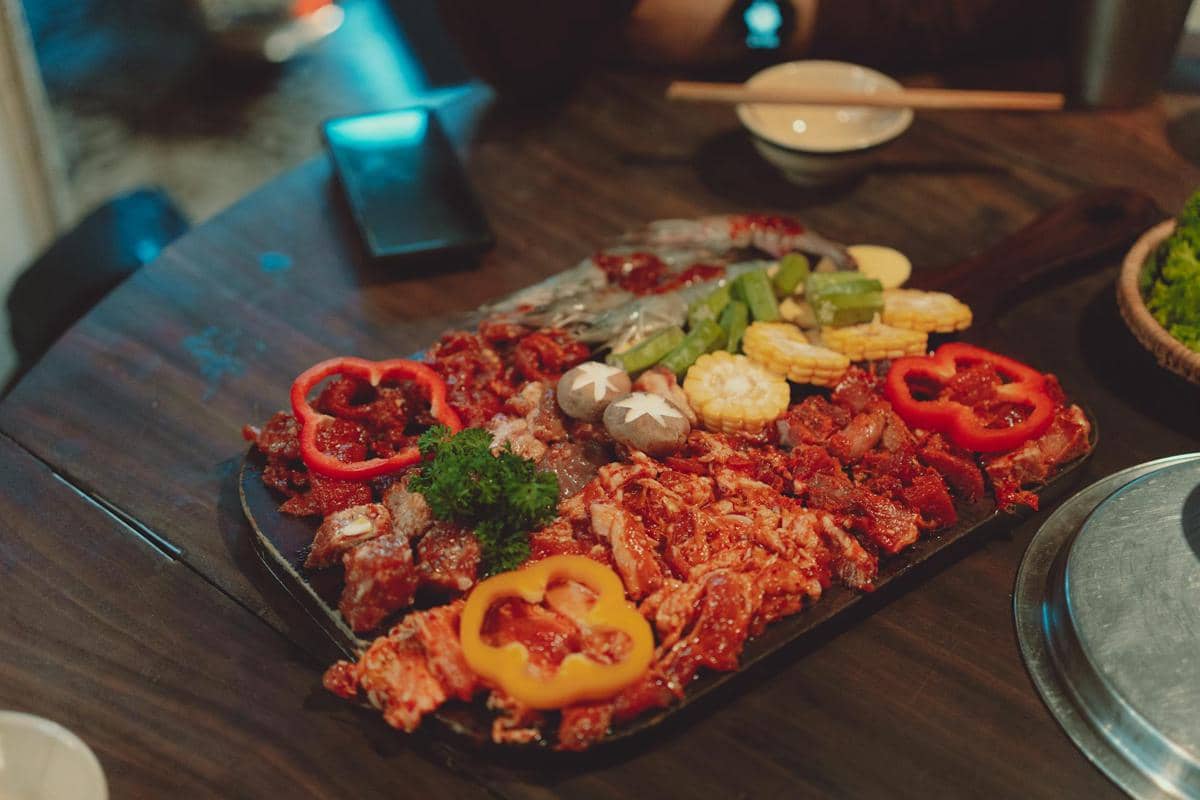 Daging yang telah dimarinasi dengan bumbu pedas manis Korea