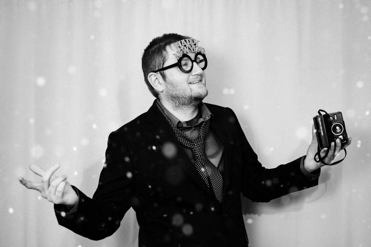 illustrasi pria merayakan tahun baru 