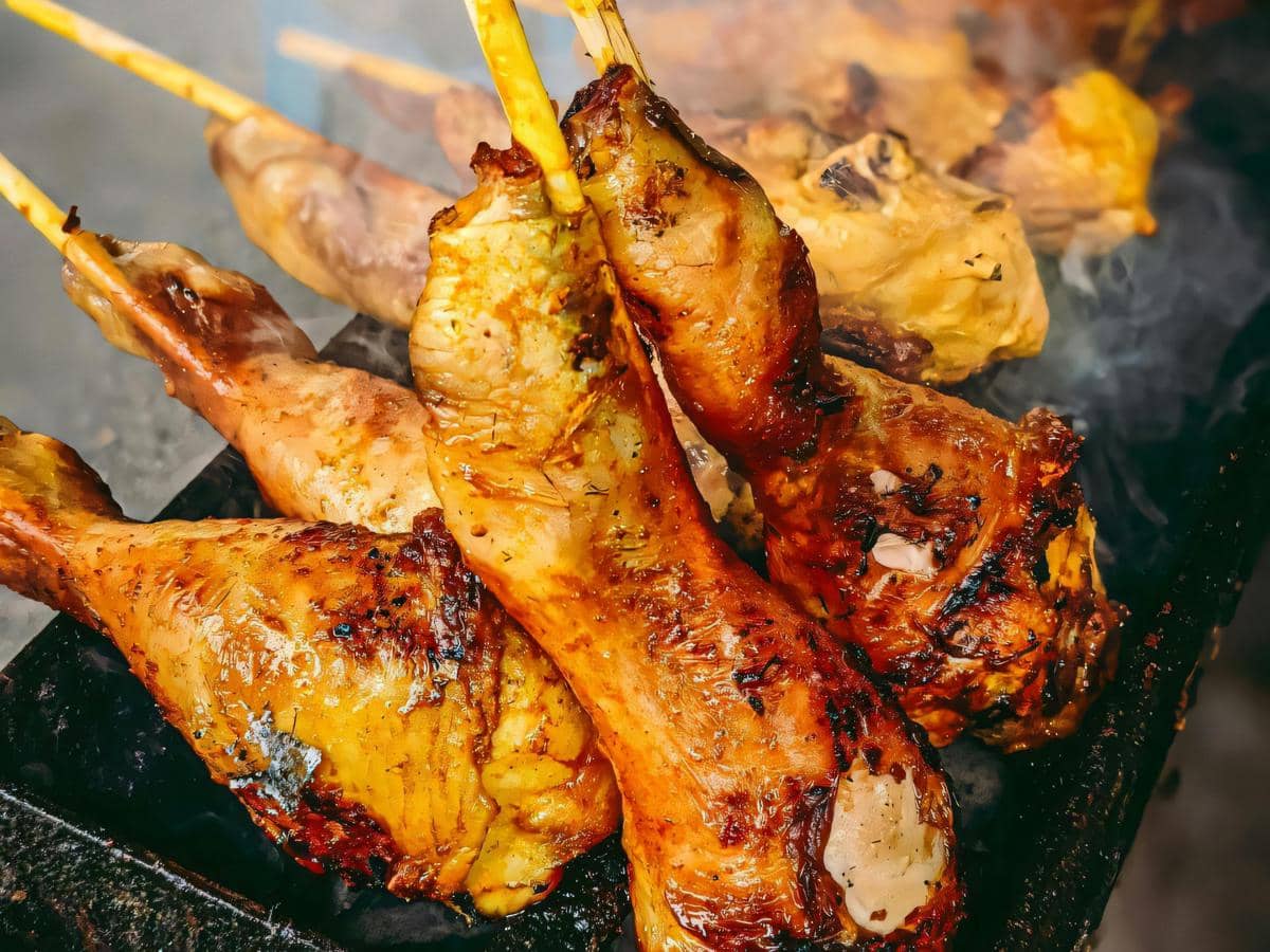 Membakar ayam dengan bumbu madu mentega