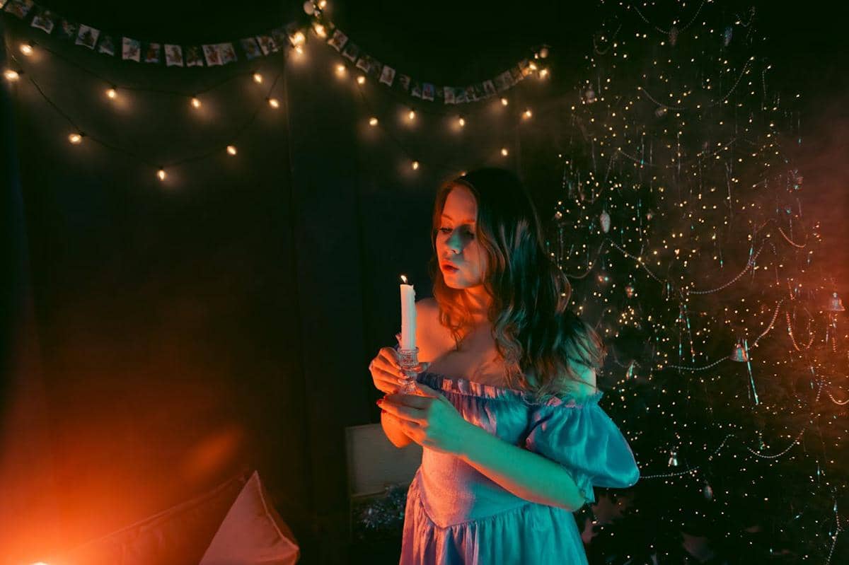 illustrasi wanita membuat harapan tahun baru 