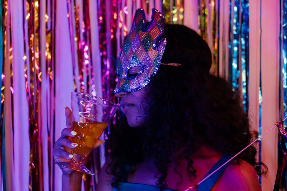 illustrasi wanita merayakan tahun baru 