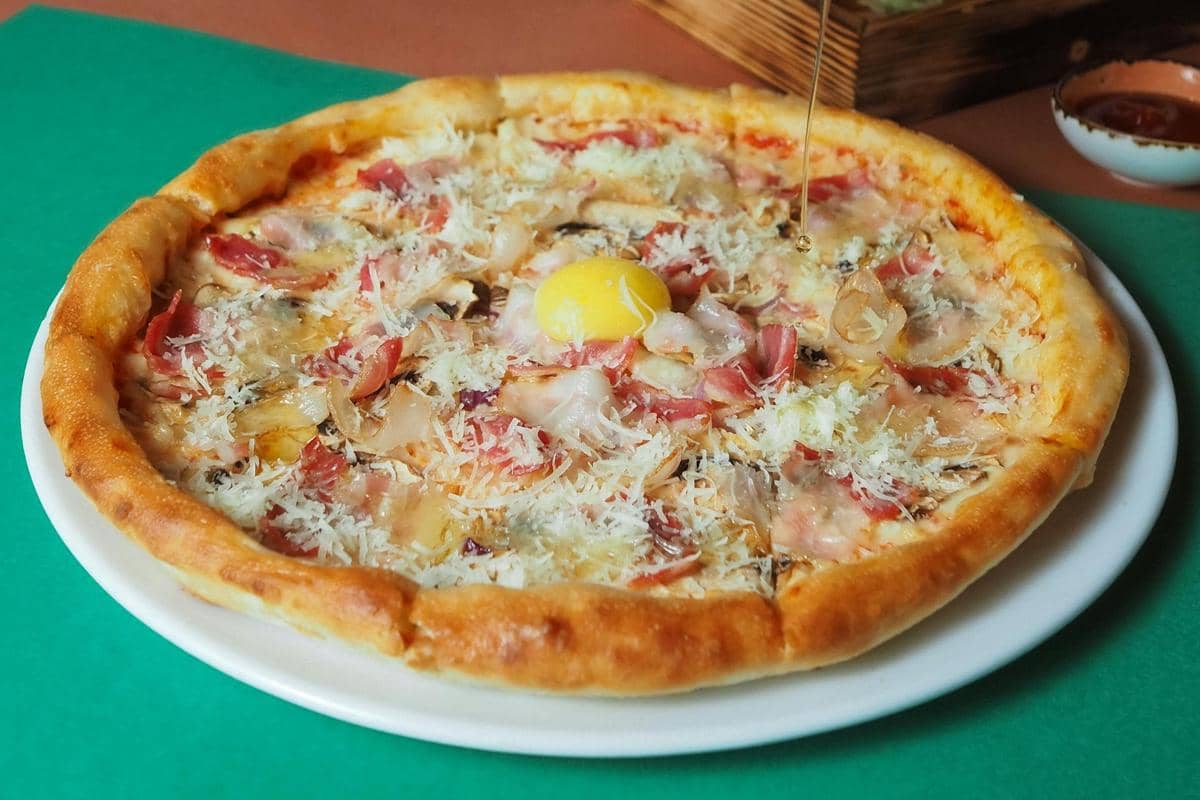 ilustrasi makanan dengan saus carbonara 