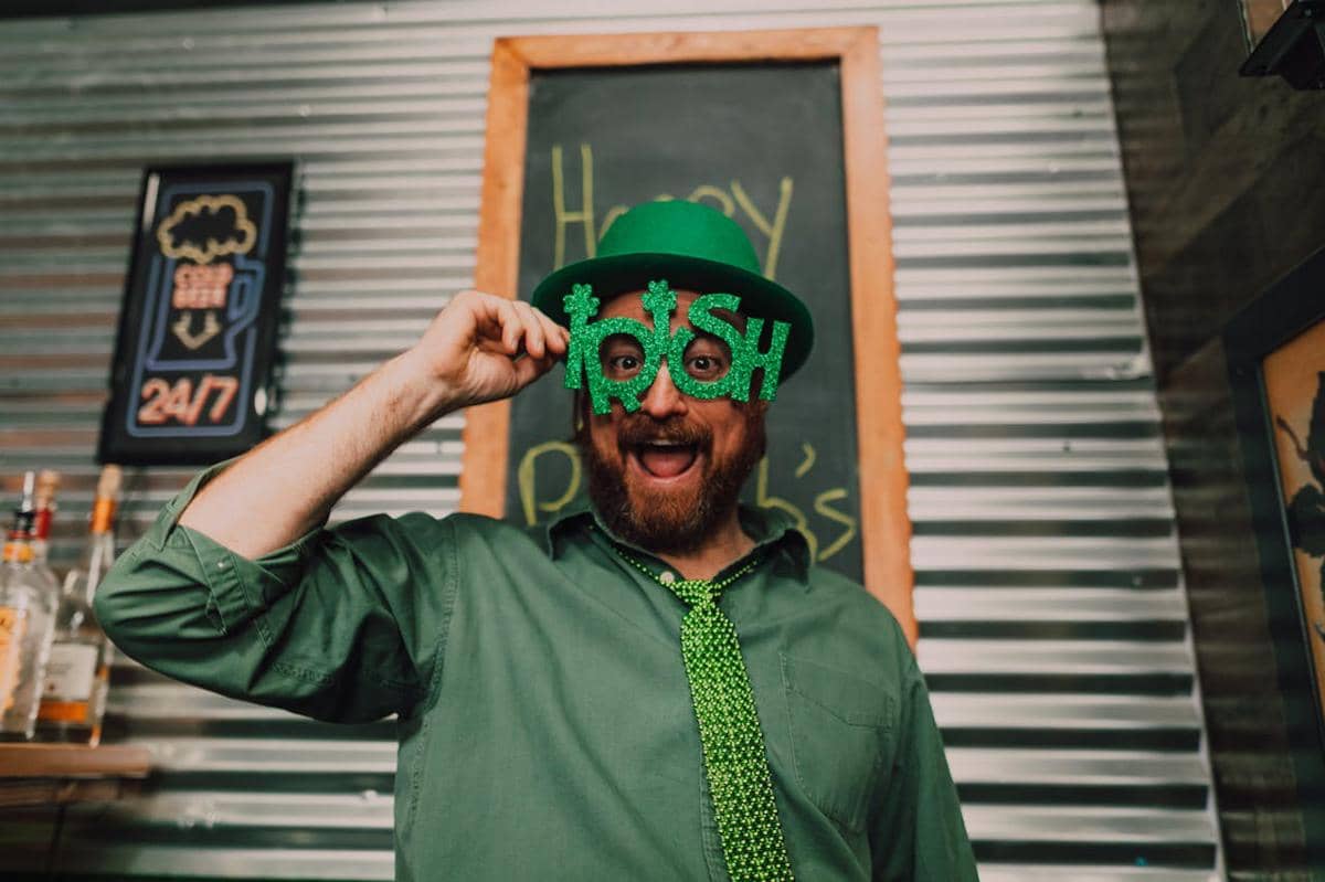 illustrasi seorang pria berpesta dengan topi dan kacamata 