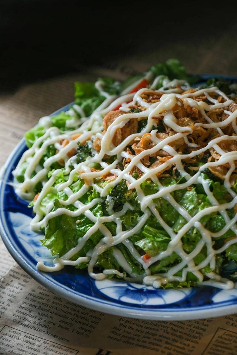 ilustrasi salad dengan mayones 