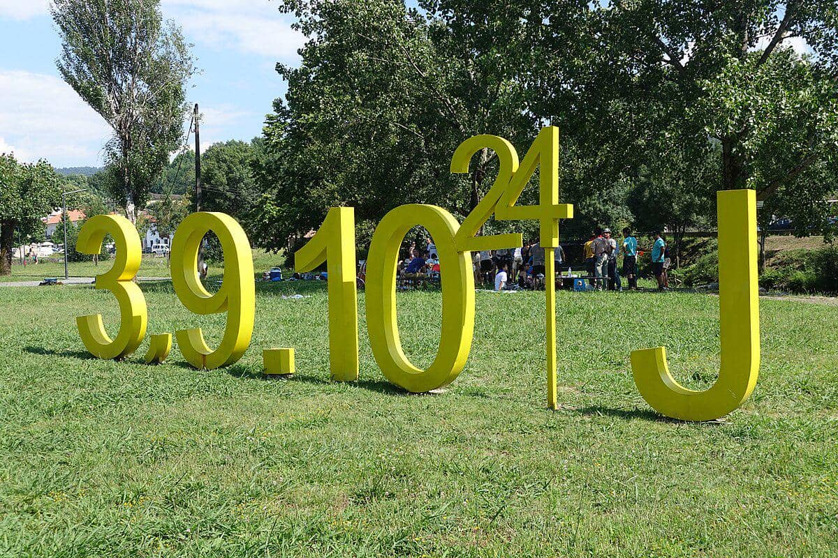 ilustrasi perhitungan jumlah energi yang dihasilkan oleh matahari dalam satuan joule (commons.wikimedia.org/Joseolgon)