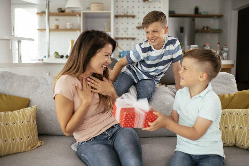 ilustrasi anak memberikan kado pada ibu