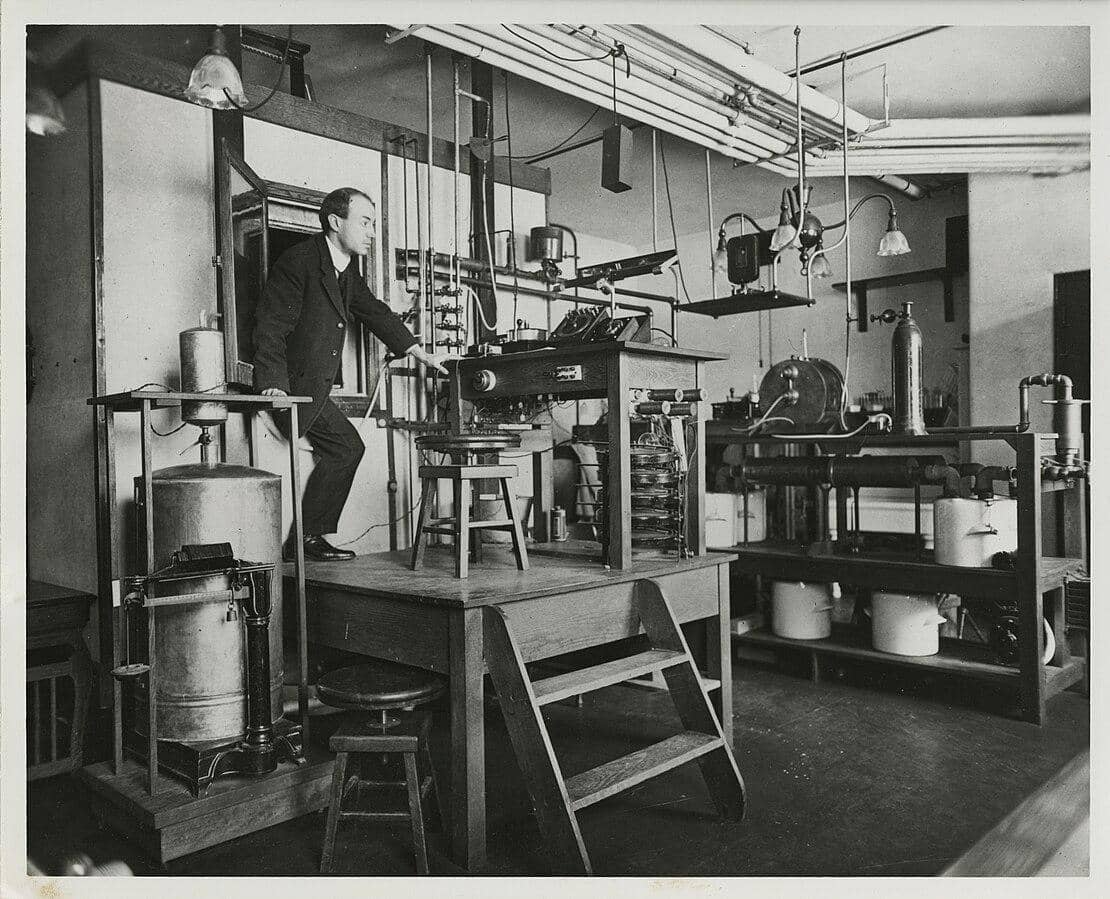 potret Wilbur Olin Atwater dalam laboratorium (commons.wikimedia.org/unknown author)