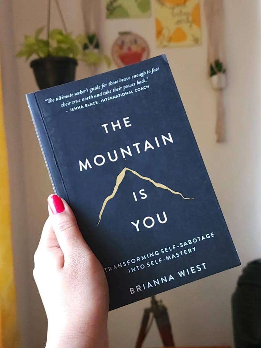 Tampilan buku The Mountain Is You.