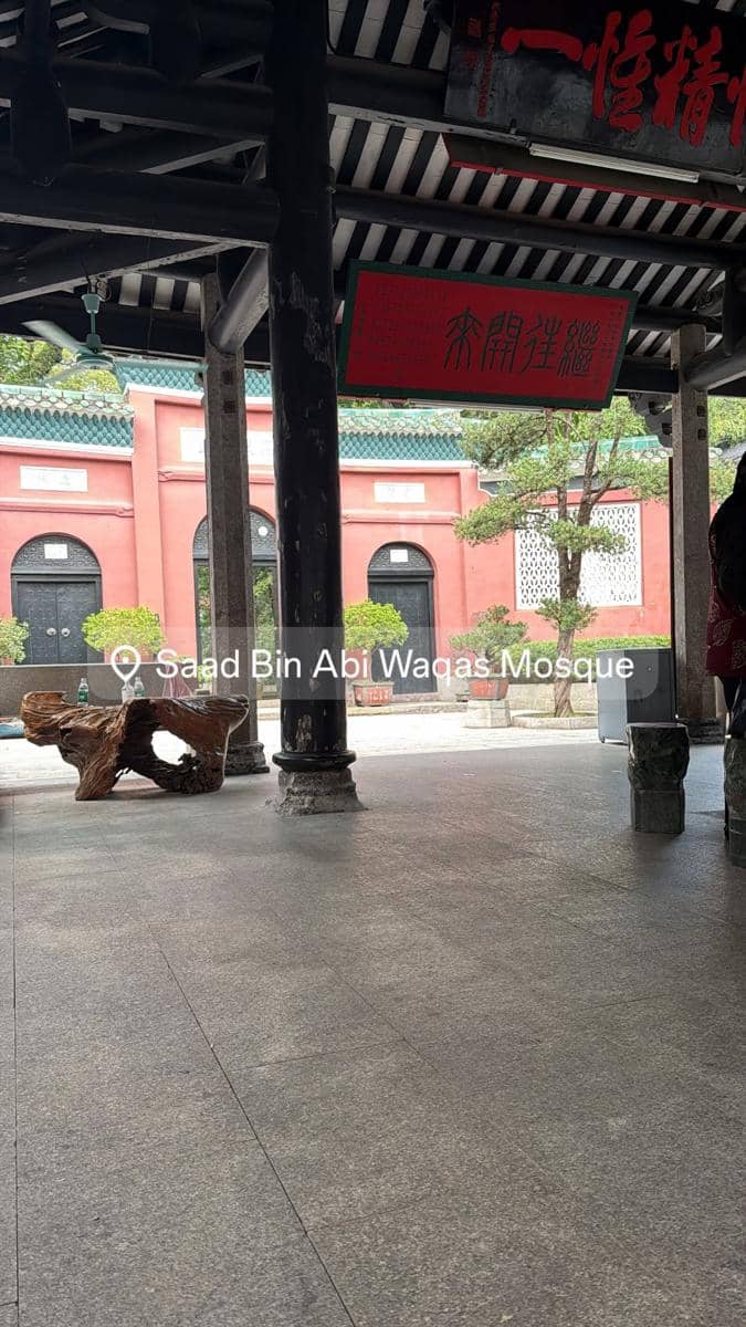 Teuku Ryan menjalani shalat Jumat di Guangzhou