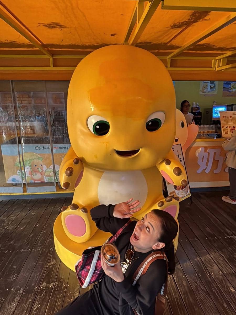 Kimberly Ryder berkunjung ke Danau Qingshan.