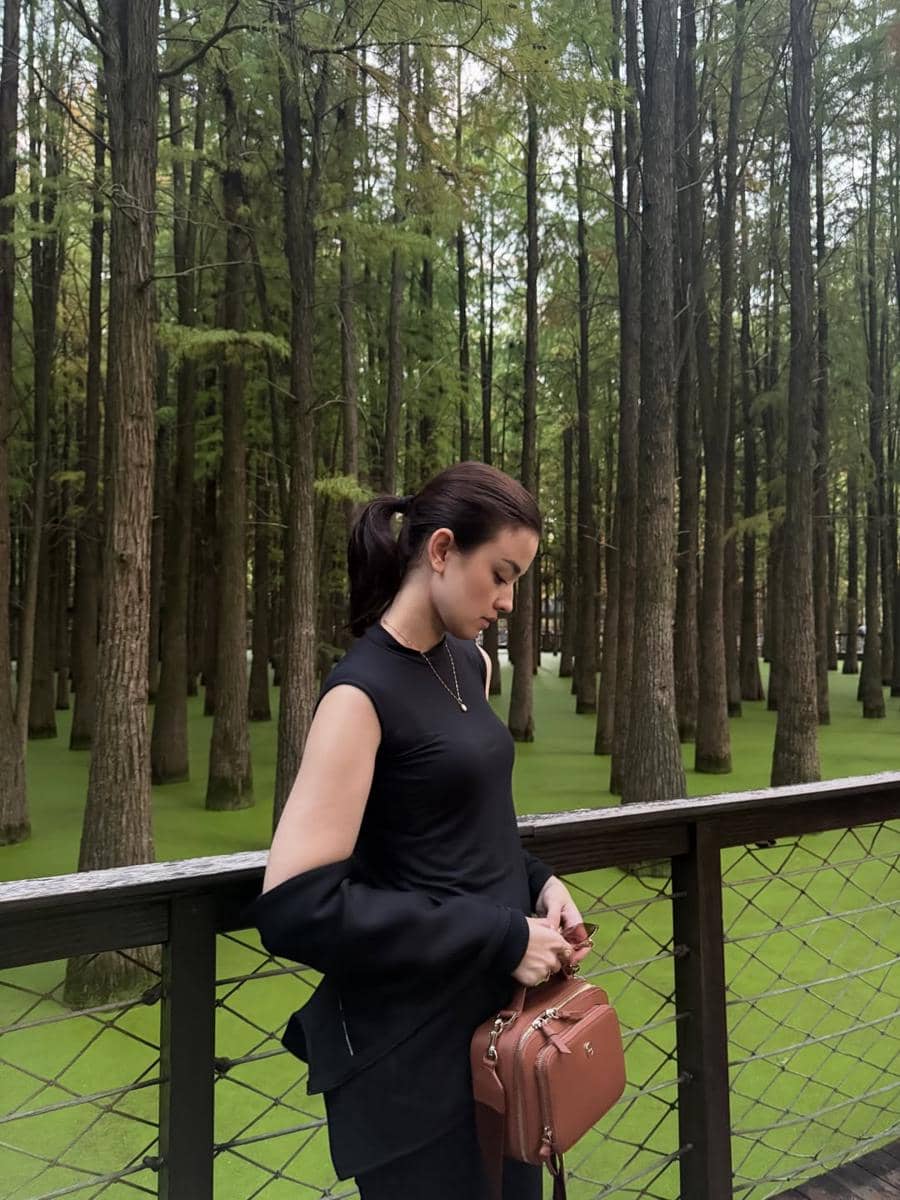 Kimberly Ryder berkunjung ke Danau Qingshan.