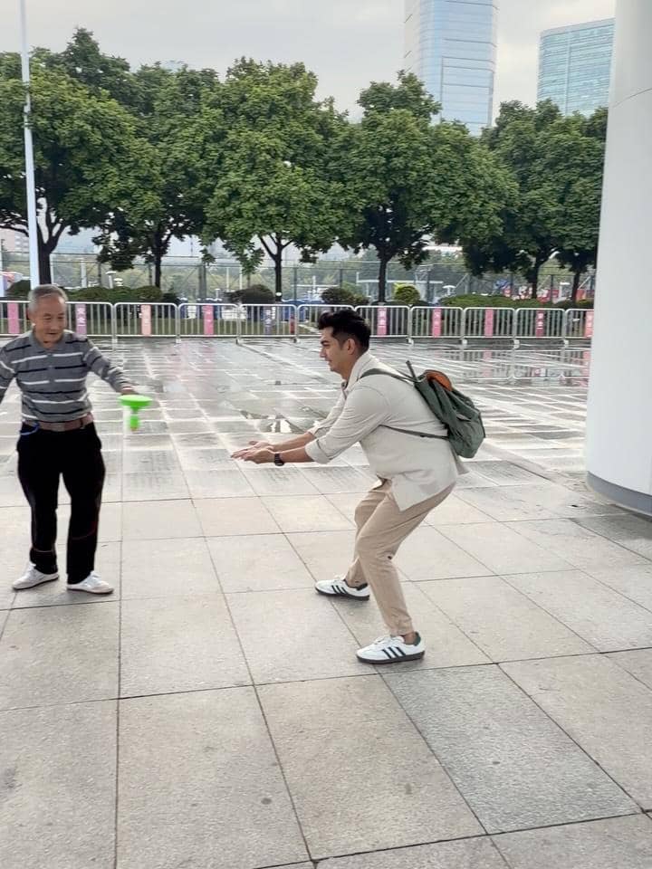 Teuku Ryan menjalani shalat Jumat di Guangzhou