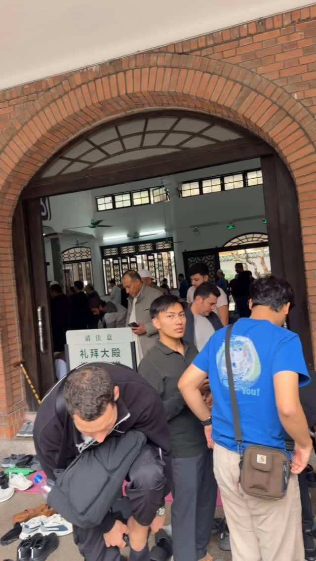 Teuku Ryan menjalani shalat Jumat di Guangzhou