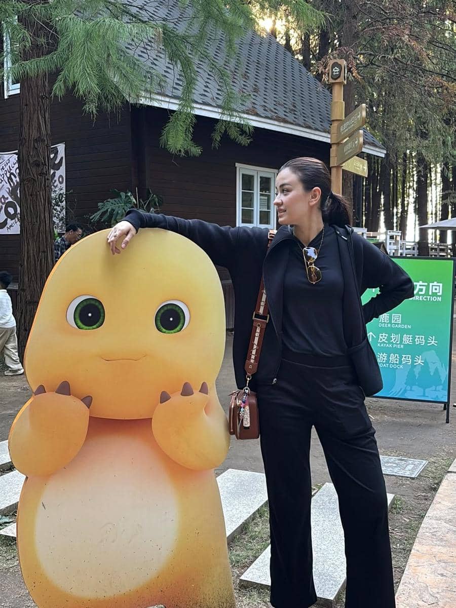 Kimberly Ryder berkunjung ke Danau Qingshan.