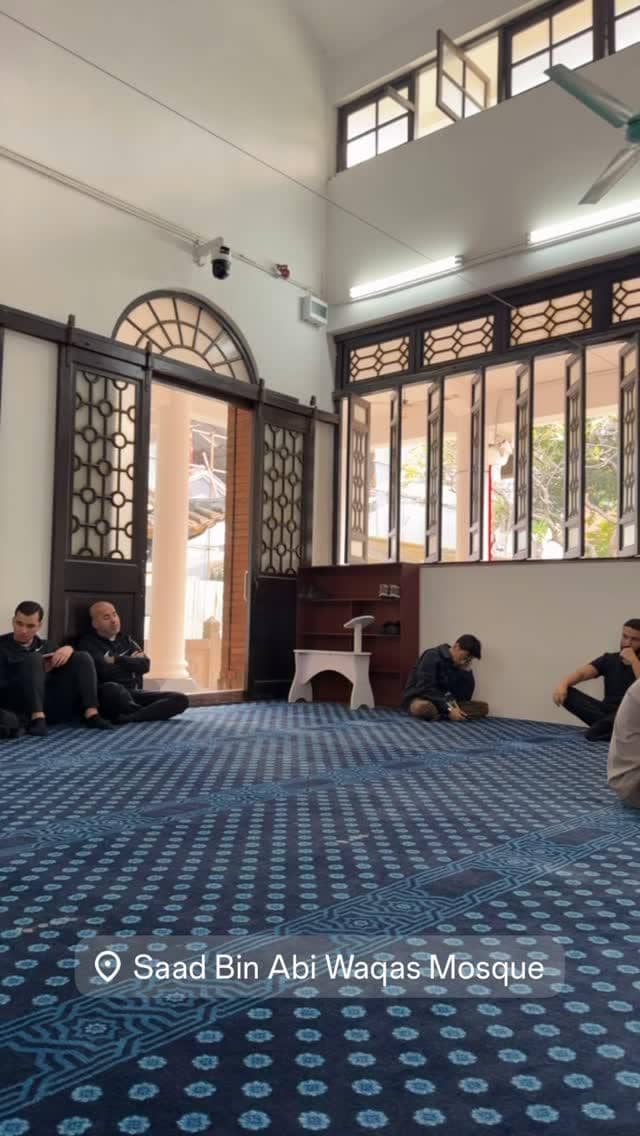 Teuku Ryan menjalani shalat Jumat di Guangzhou