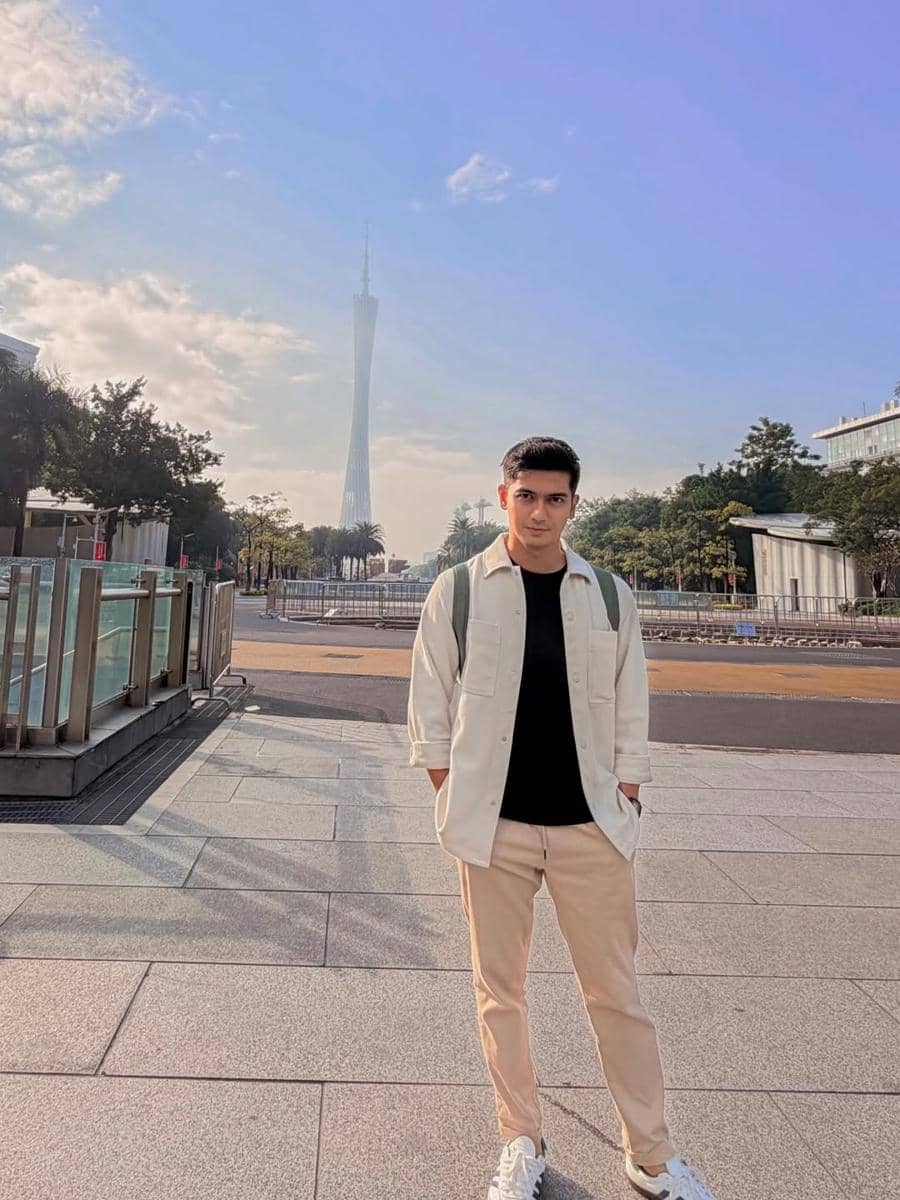 Teuku Ryan menjalani shalat Jumat di Guangzhou