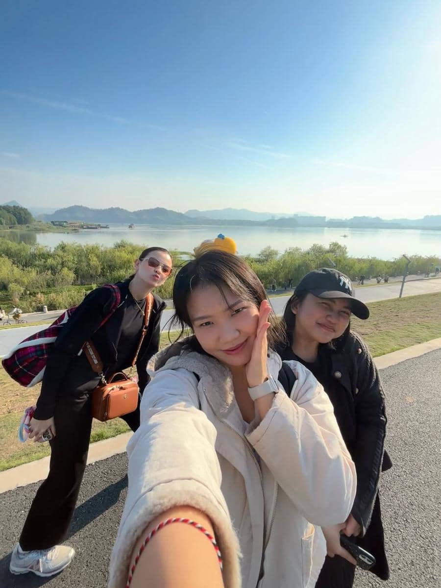 Kimberly Ryder berkunjung ke Danau Qingshan.