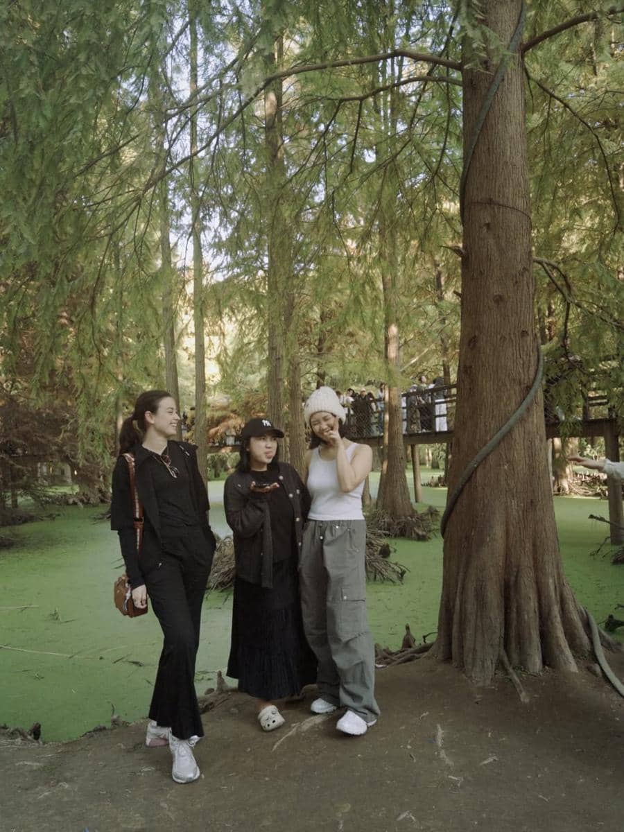 Kimberly Ryder berkunjung ke Danau Qingshan.