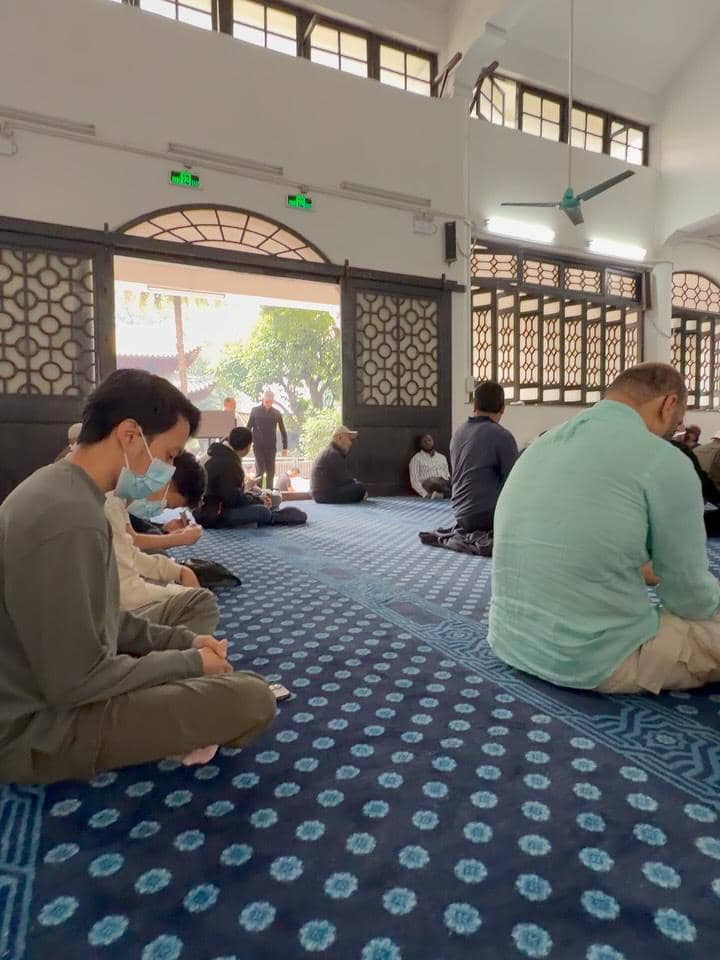 Teuku Ryan menjalani shalat Jumat di Guangzhou