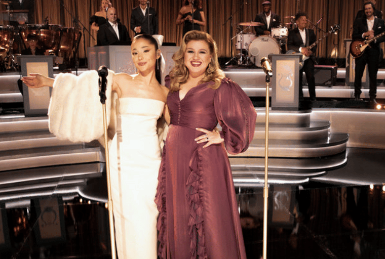 Kelly Clarkson dan Ariana Grande menyanyikan Santa, Can’t You Hear Me