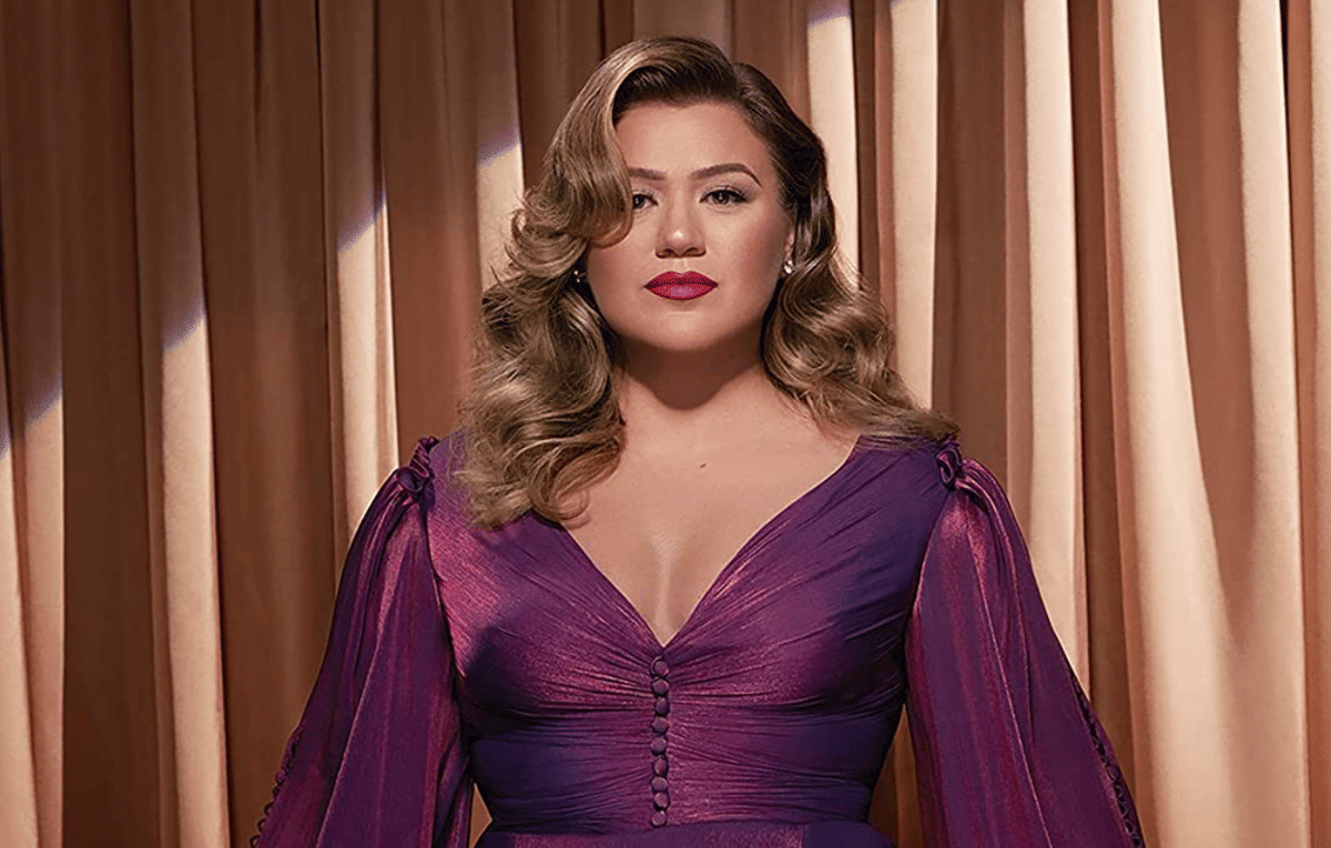 Kelly Clarkson dalam album When Christmas Comes Around...